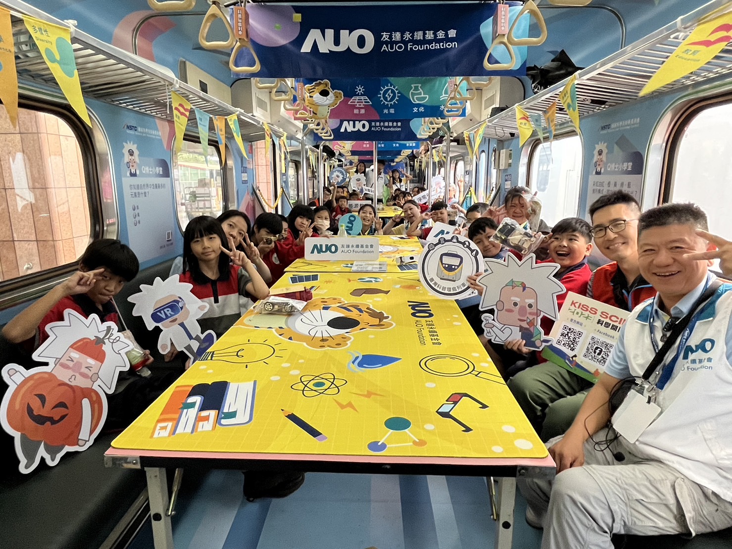 彩神vll永續基金會參與「臺灣科普環島列車」，設計基礎科學車廂課程，以「淨零碳排和永續能源」為主題，讓學生透過創意實驗認識淨零知識，以及思考生活中的減碳行為