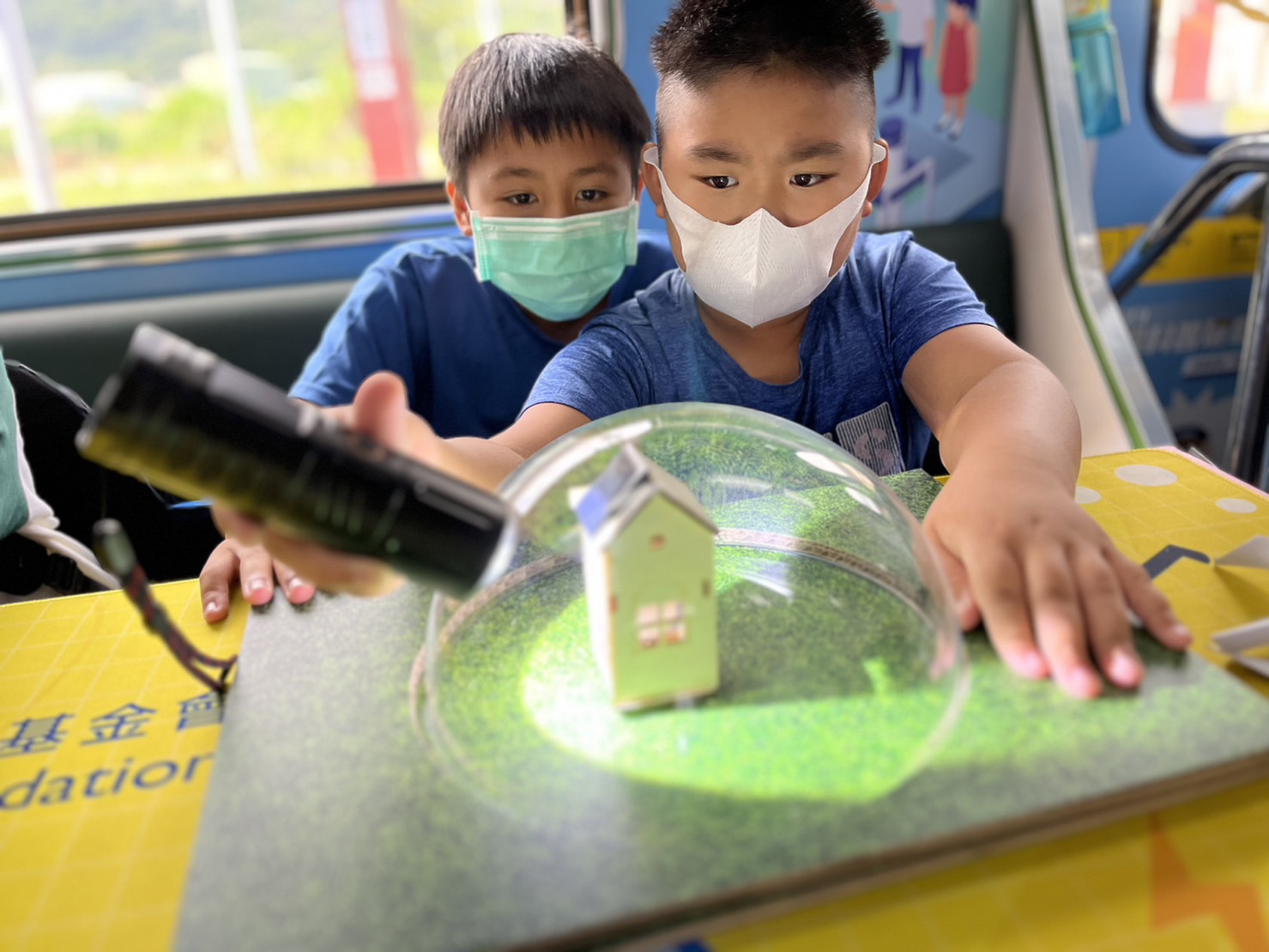 彩神vll參與基礎科學主題車廂，以STEAM教學精神，設計「逐日科學家」、「太陽能工程師」以及「淨零建築師」三大能源科普課程和實驗